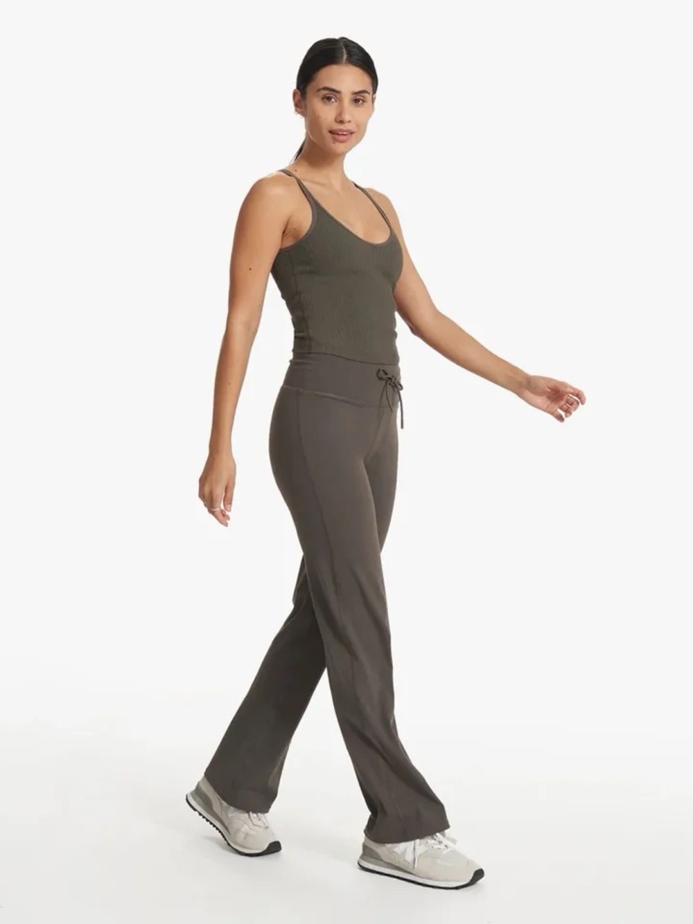 Vuori Daily Wide-Leg Pant in Olive